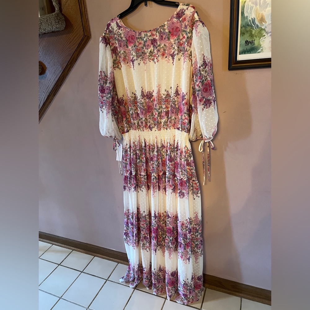 Gorgeous floral maxi dress by Taylor. New With Tags, absolutely beautiful! - Picture 6 of 11